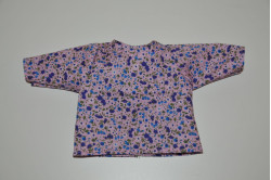 Lyserød bluse med lilla blomster