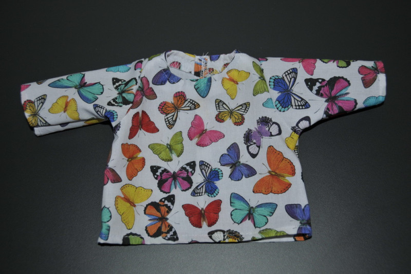 Hvid bluse med sommerfugle
